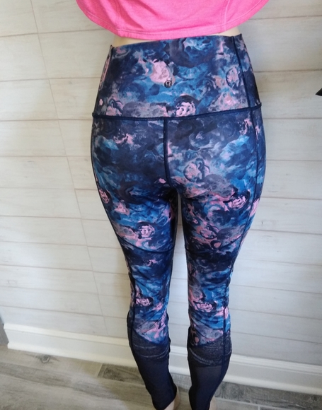 Lululemon floral Lion & Mesh Leggings - Picture 4 of 7